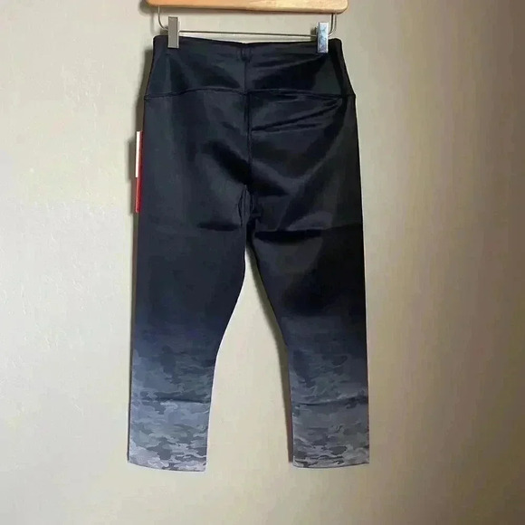 Good American Cinched Waist Capri Camo Size Large - Picture 9 of 13